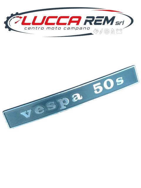 5755 Targhetta Posteriore "VESPA 50s" Fondo Nero Sim. 152510 Per Vespa 50s