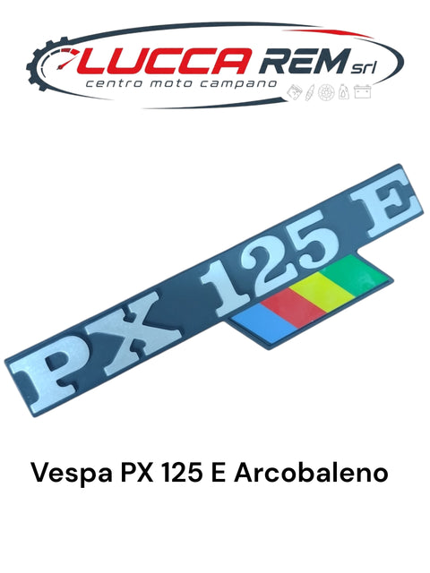 5790 Targhetta Cofano Laterale "PX125E" Con Bandierina Sim. 198181 Per Vespa Px 125 E Arcobaleno