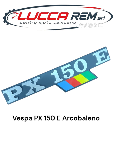 5791 Targhetta Cofano Laterale "PX 150 E" Con Bandierina Sim. 189182 Vespa Px 150 E Arcobaleno