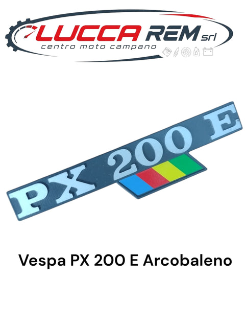 5792 Targhetta Cofano Laterale "PX200E" Con Bandierina Sim. 198183 Vespa PX 200 E Arcobaleno